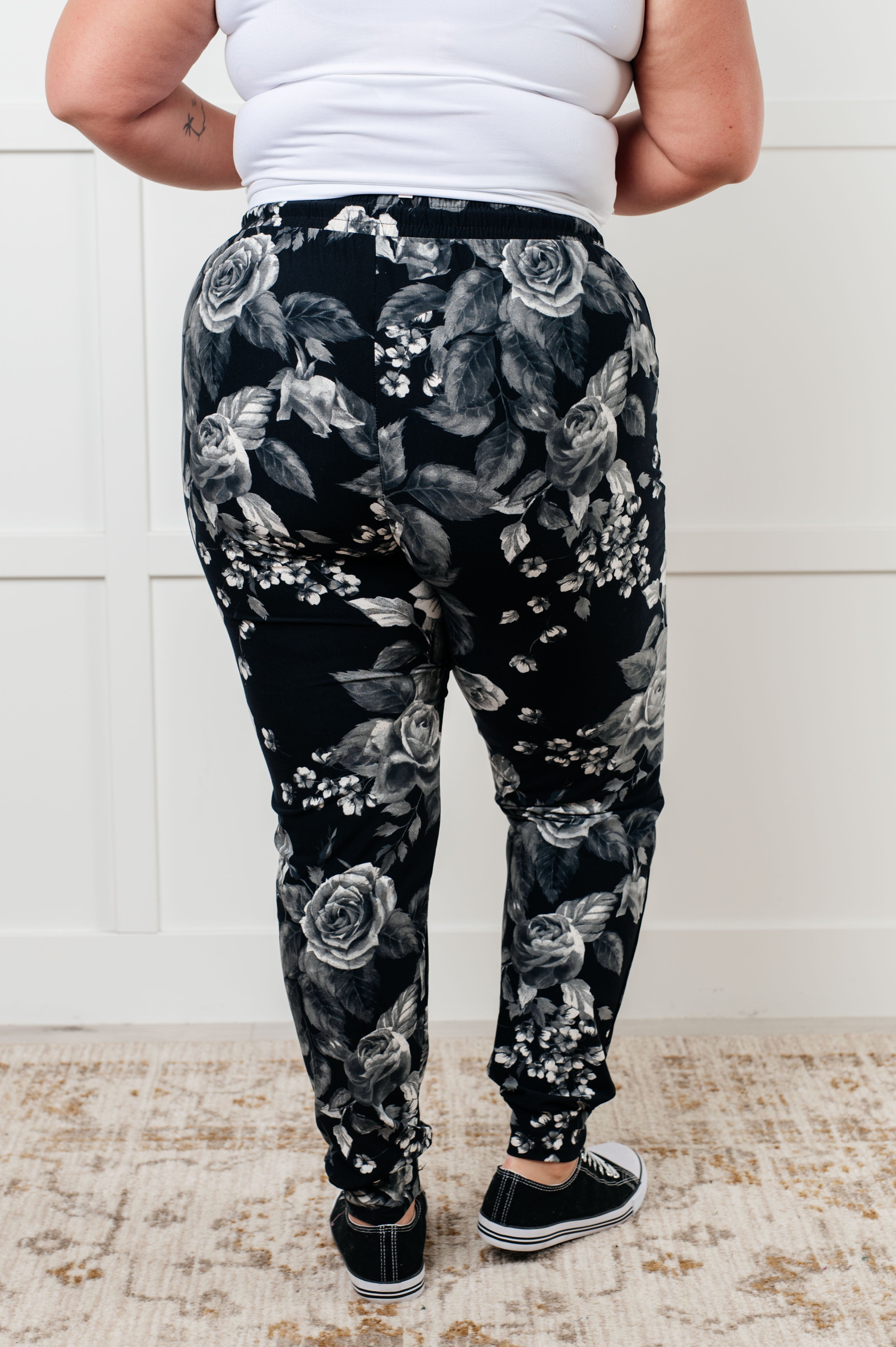 Peak Performance Joggers in Rose Print