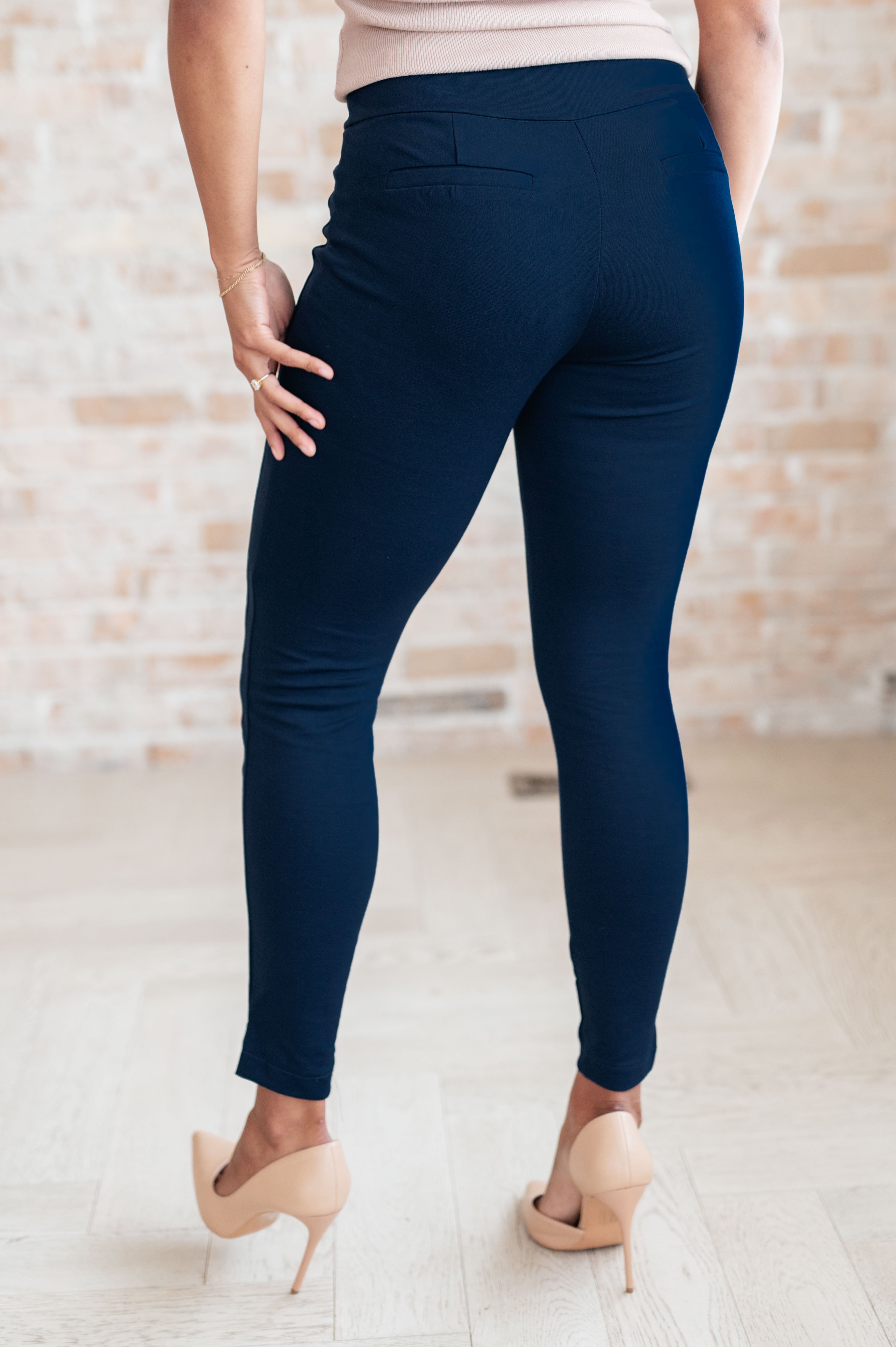 Ashlyn Skinny Pants in Navy