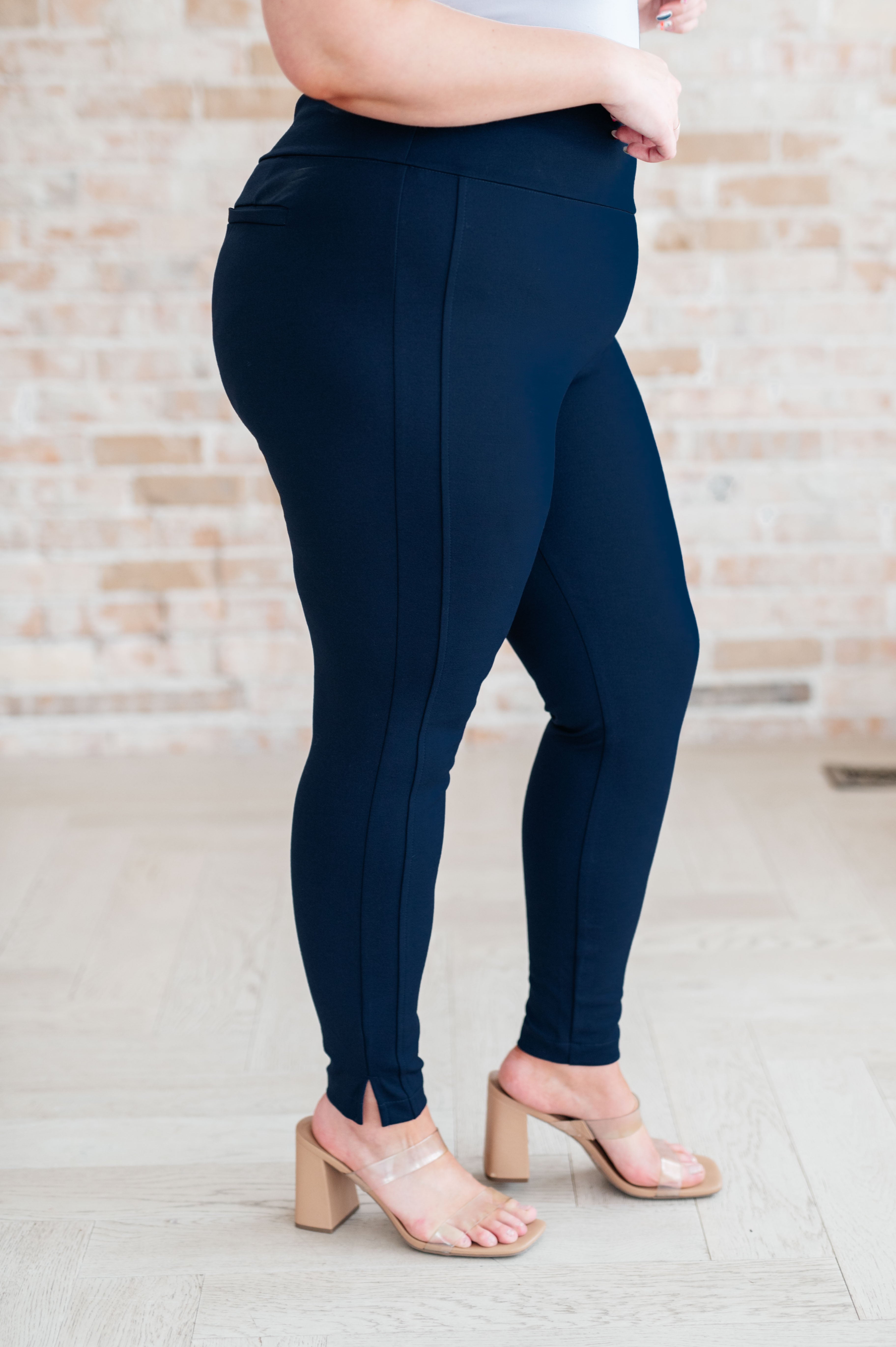 Ashlyn Skinny Pants in Navy