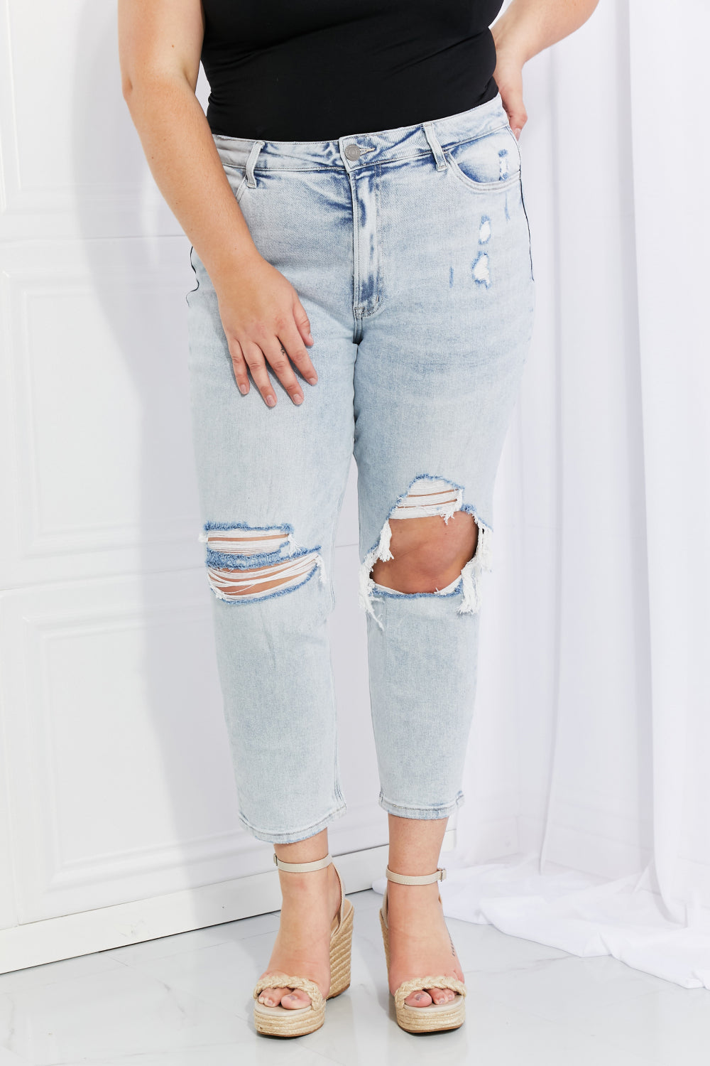 Stand Out Distressed Cropped Jeans in Light Wash