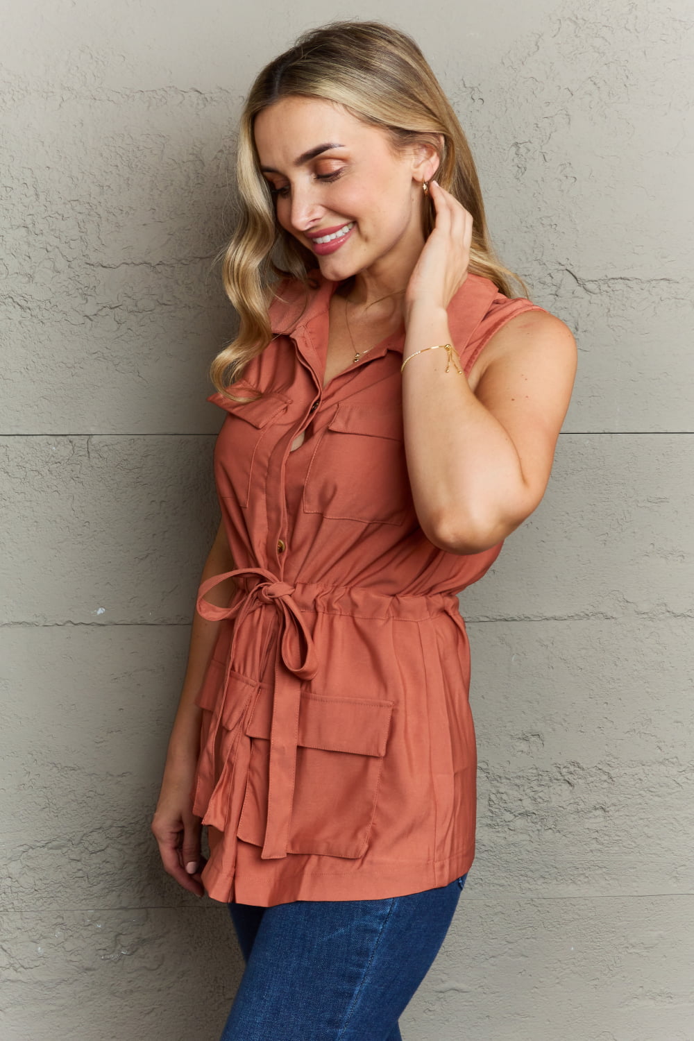 Naomi Sleeveless Collared Button Down Top in Brick Red